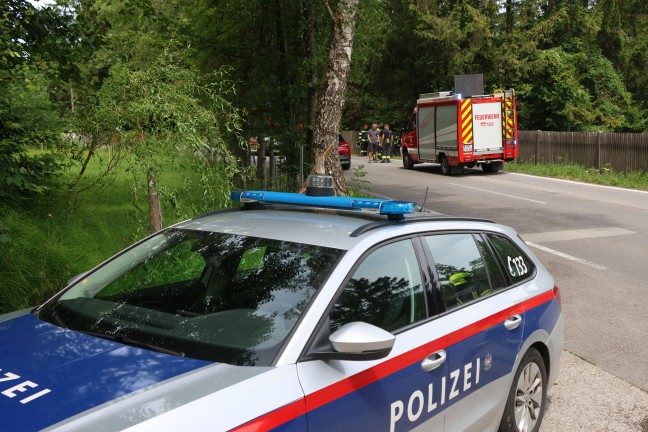 Auto gegen Baum: Einsatzkr�fte nach schwerem Verkehrsunfall in Vorchdorf im Einsatz