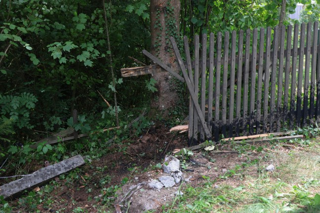 Auto gegen Baum: Einsatzkr�fte nach schwerem Verkehrsunfall in Vorchdorf im Einsatz