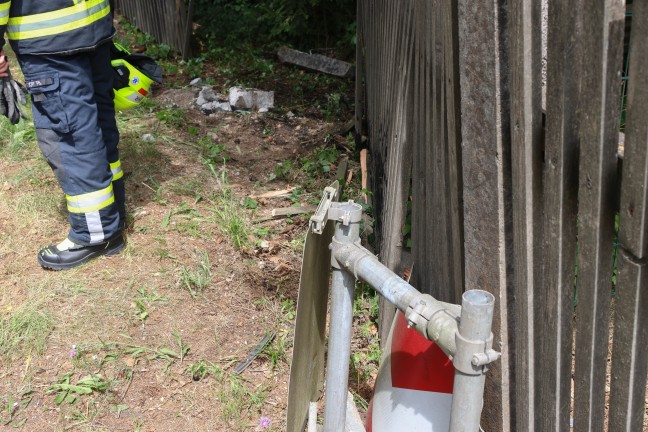 Auto gegen Baum: Einsatzkr�fte nach schwerem Verkehrsunfall in Vorchdorf im Einsatz