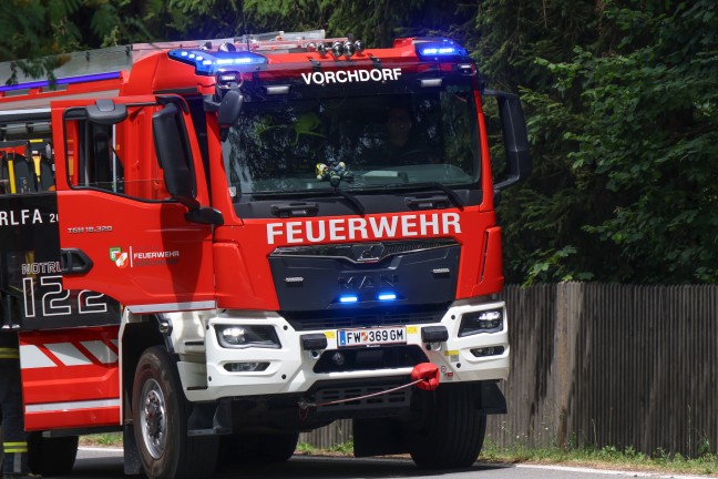 Auto gegen Baum: Einsatzkr�fte nach schwerem Verkehrsunfall in Vorchdorf im Einsatz