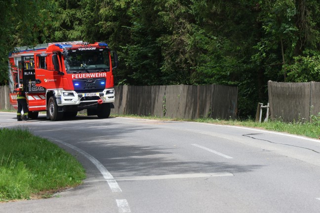 Auto gegen Baum: Einsatzkr�fte nach schwerem Verkehrsunfall in Vorchdorf im Einsatz