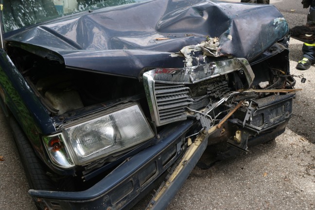 Auto gegen Baum: Einsatzkr�fte nach schwerem Verkehrsunfall in Vorchdorf im Einsatz