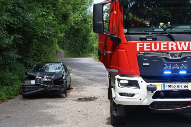 Auto gegen Baum: Einsatzkr�fte nach schwerem Verkehrsunfall in Vorchdorf im Einsatz