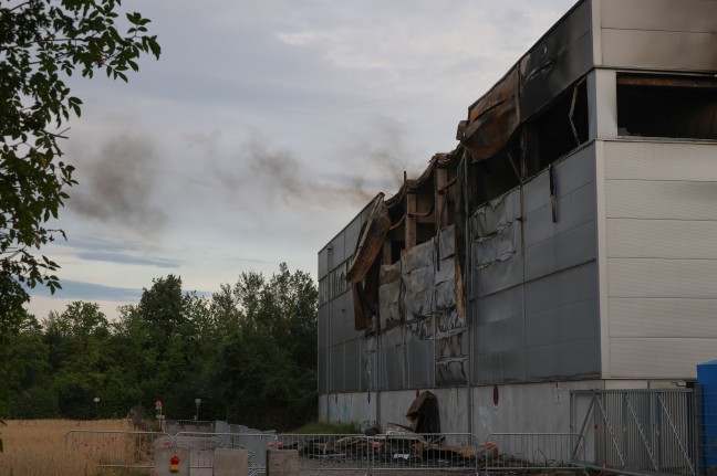 Umfangreiche Nachl�scharbeiten nach Gro�brand einer Halle in Wels-Schafwiesen