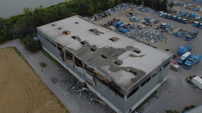 Umfangreiche Nachl�scharbeiten nach Gro�brand einer Halle in Wels-Schafwiesen