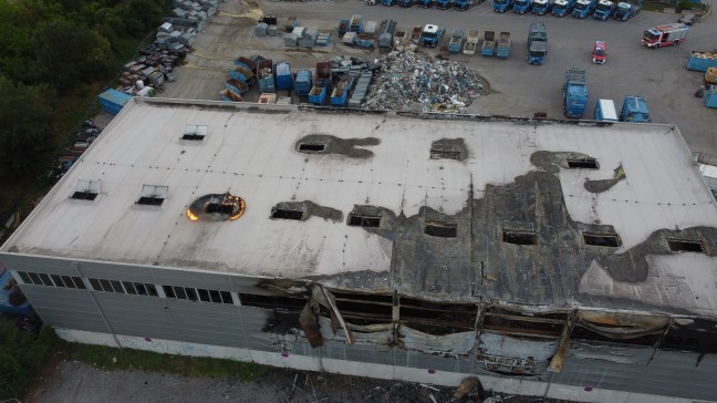 Umfangreiche Nachl�scharbeiten nach Gro�brand einer Halle in Wels-Schafwiesen