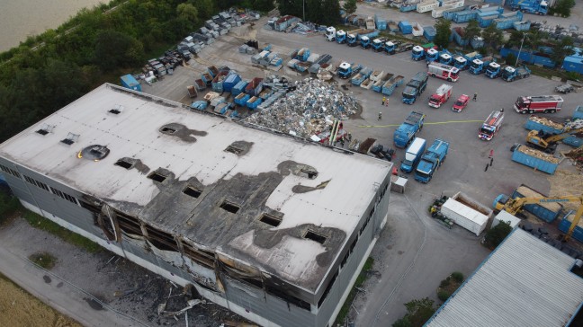 Umfangreiche Nachl�scharbeiten nach Gro�brand einer Halle in Wels-Schafwiesen