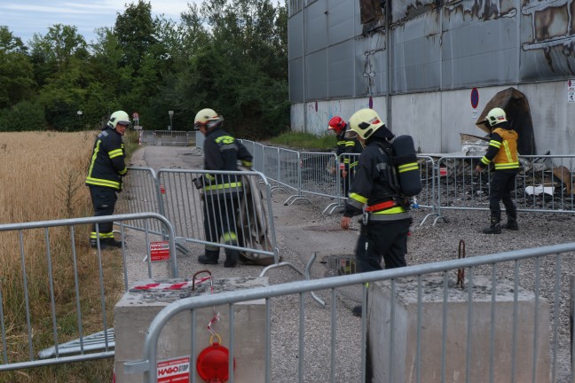 Umfangreiche Nachl�scharbeiten nach Gro�brand einer Halle in Wels-Schafwiesen