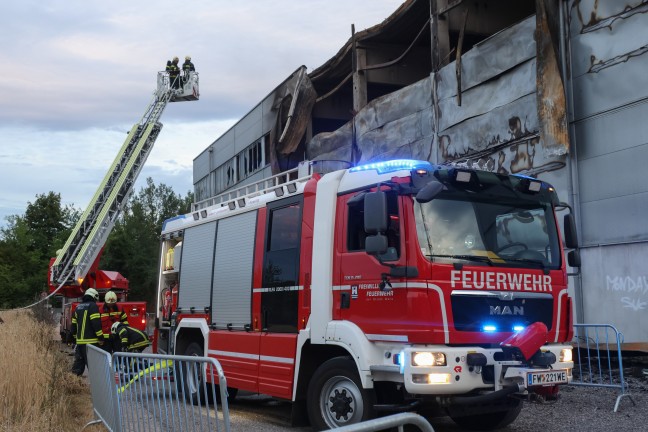 Umfangreiche Nachl�scharbeiten nach Gro�brand einer Halle in Wels-Schafwiesen