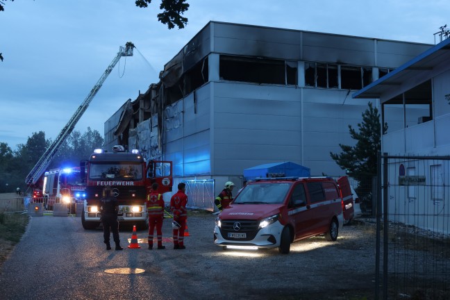 Umfangreiche Nachl�scharbeiten nach Gro�brand einer Halle in Wels-Schafwiesen