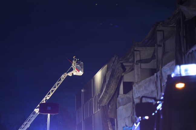 Umfangreiche Nachl�scharbeiten nach Gro�brand einer Halle in Wels-Schafwiesen
