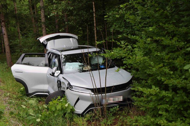 Auto gegen Baum: Schwerer Verkehrsunfall in einem Waldst�ck bei Hochburg-Ach
