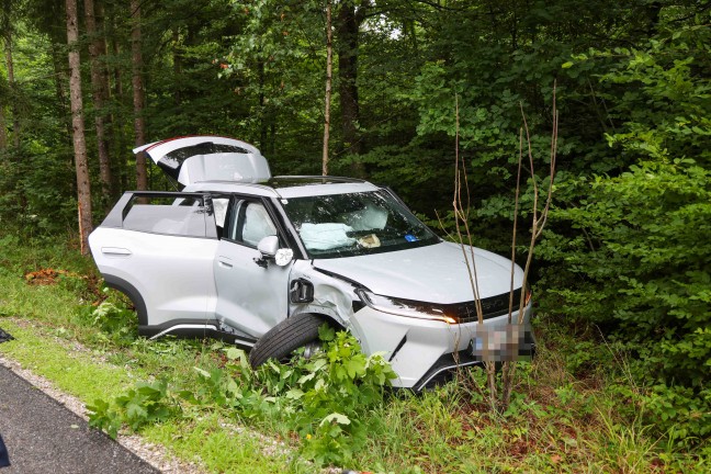 Auto gegen Baum: Schwerer Verkehrsunfall in einem Waldst�ck bei Hochburg-Ach