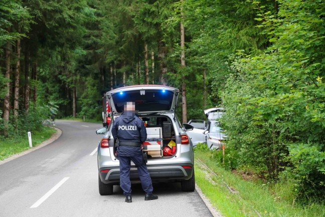 Auto gegen Baum: Schwerer Verkehrsunfall in einem Waldst�ck bei Hochburg-Ach
