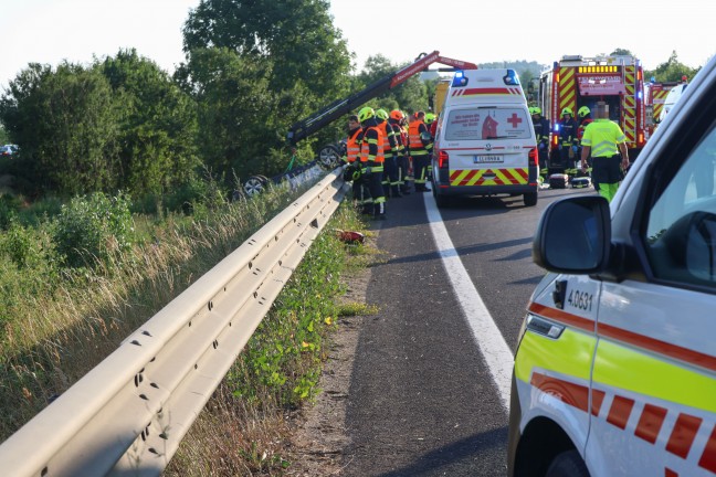 Pucking: Drei teils Schwerverletzte nach schwerem Auto�berschlag im Bereich des Knoten Haid