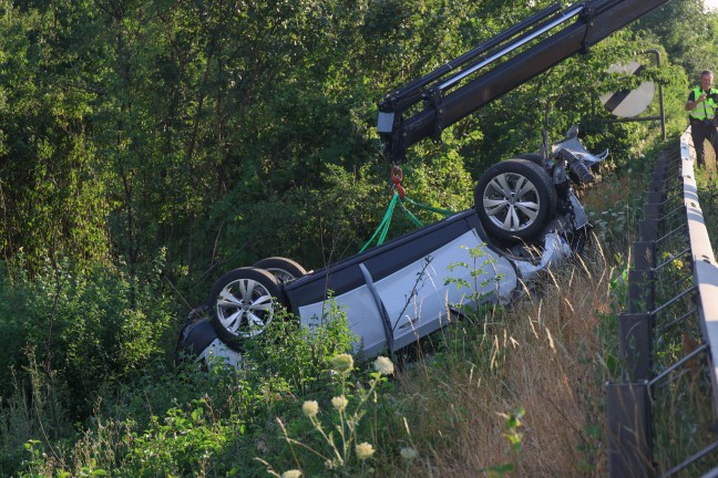 Pucking: Drei teils Schwerverletzte nach schwerem Auto�berschlag im Bereich des Knoten Haid