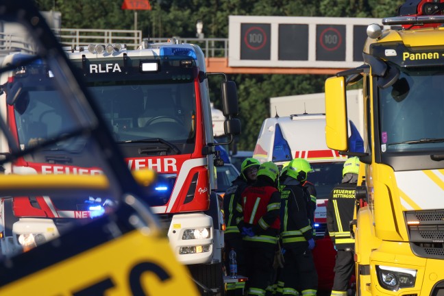 Pucking: Drei teils Schwerverletzte nach schwerem Auto�berschlag im Bereich des Knoten Haid
