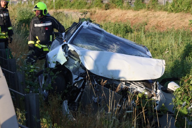 Pucking: Drei teils Schwerverletzte nach schwerem Auto�berschlag im Bereich des Knoten Haid