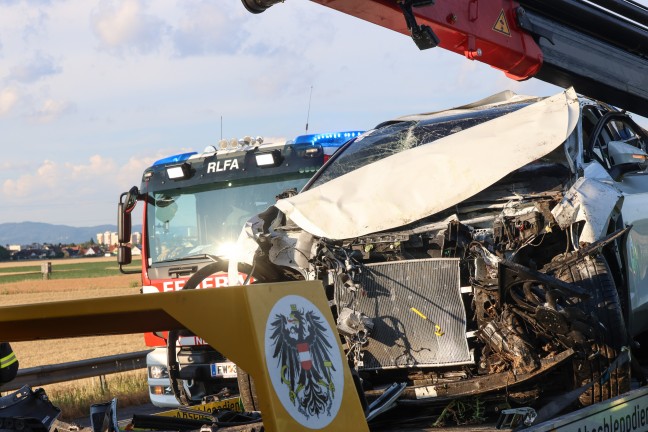 Pucking: Drei teils Schwerverletzte nach schwerem Auto�berschlag im Bereich des Knoten Haid