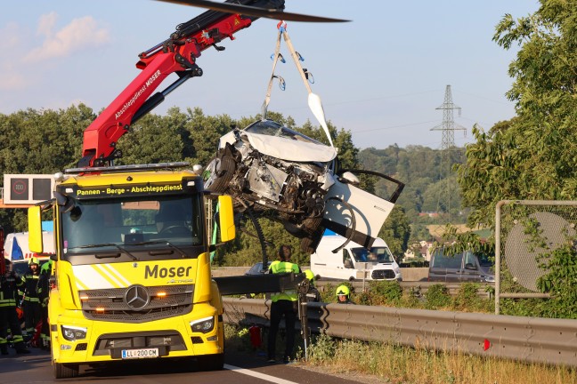 Pucking: Drei teils Schwerverletzte nach schwerem Auto�berschlag im Bereich des Knoten Haid
