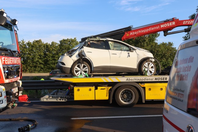 Pucking: Drei teils Schwerverletzte nach schwerem Auto�berschlag im Bereich des Knoten Haid