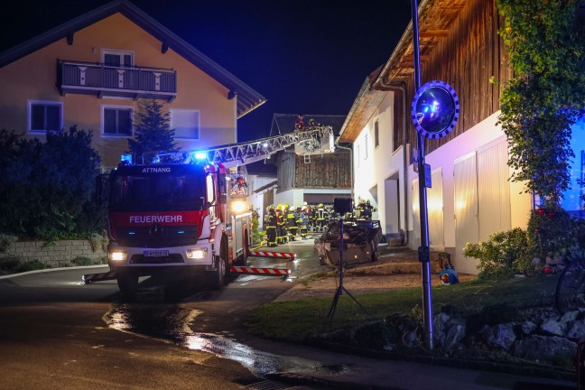 F�nf Feuerwehren bei Brand einer Doppelgarage in Atzbach im Einsatz