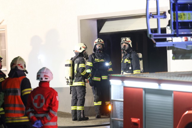 F�nf Feuerwehren bei Brand einer Doppelgarage in Atzbach im Einsatz