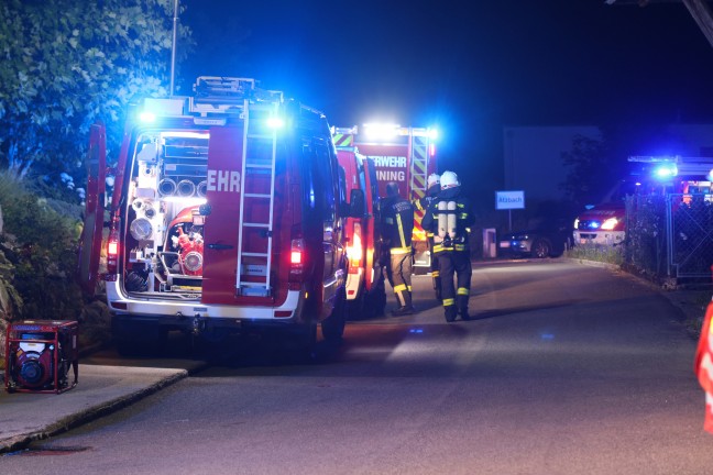 F�nf Feuerwehren bei Brand einer Doppelgarage in Atzbach im Einsatz