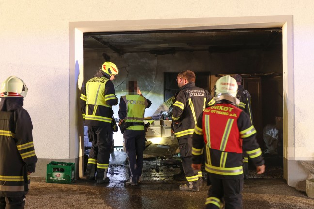 F�nf Feuerwehren bei Brand einer Doppelgarage in Atzbach im Einsatz