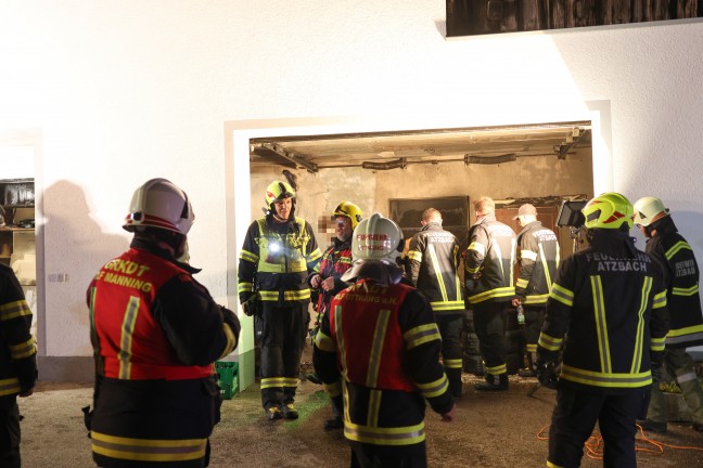 F�nf Feuerwehren bei Brand einer Doppelgarage in Atzbach im Einsatz