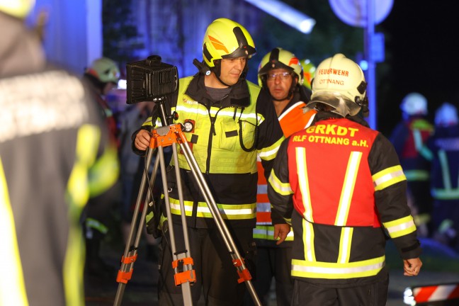 F�nf Feuerwehren bei Brand einer Doppelgarage in Atzbach im Einsatz