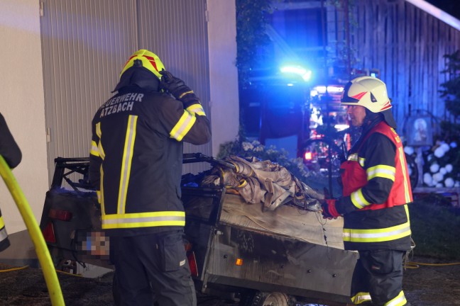 F�nf Feuerwehren bei Brand einer Doppelgarage in Atzbach im Einsatz