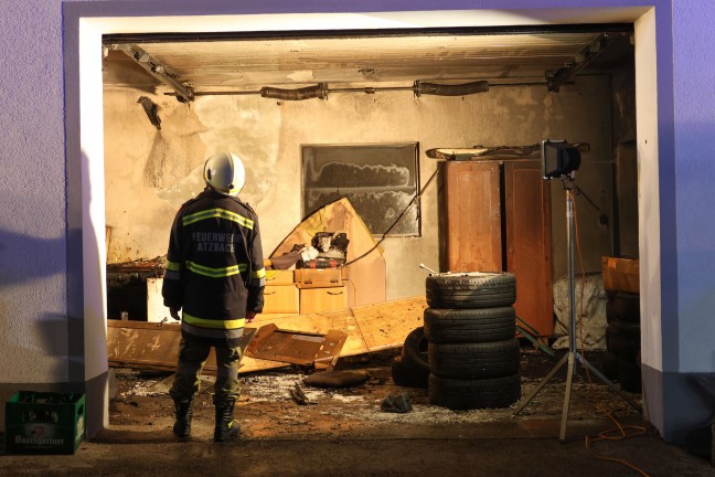 F�nf Feuerwehren bei Brand einer Doppelgarage in Atzbach im Einsatz