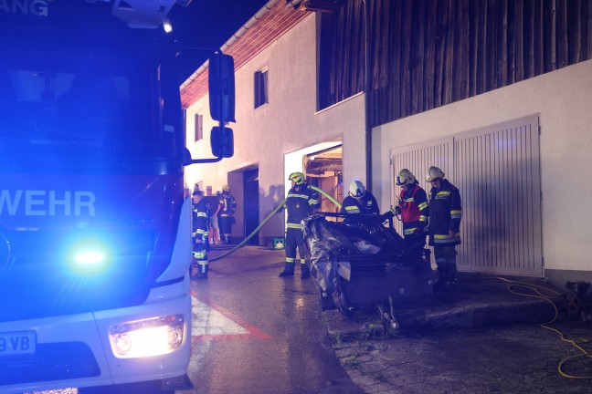 F�nf Feuerwehren bei Brand einer Doppelgarage in Atzbach im Einsatz