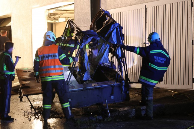 F�nf Feuerwehren bei Brand einer Doppelgarage in Atzbach im Einsatz