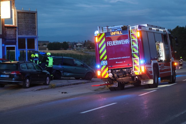 Auto auf Pyhrnpass Stra�e in Sattledt von Stra�e abgekommen und parkenden PKW gerammt