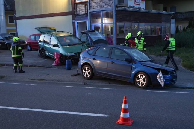 Auto auf Pyhrnpass Stra�e in Sattledt von Stra�e abgekommen und parkenden PKW gerammt