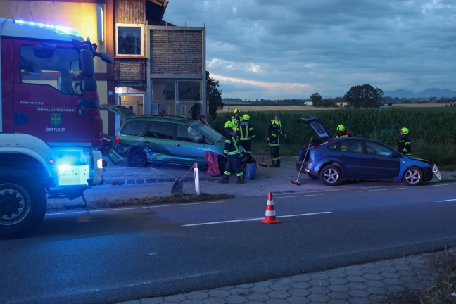 Auto auf Pyhrnpass Stra�e in Sattledt von Stra�e abgekommen und parkenden PKW gerammt