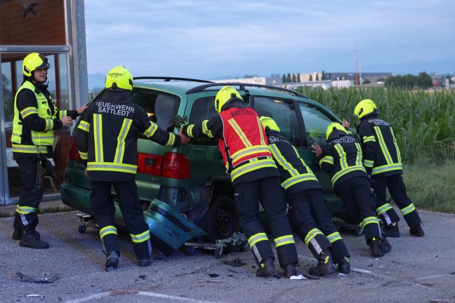 Auto auf Pyhrnpass Stra�e in Sattledt von Stra�e abgekommen und parkenden PKW gerammt