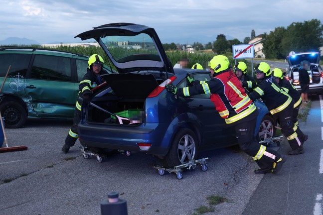 Auto auf Pyhrnpass Stra�e in Sattledt von Stra�e abgekommen und parkenden PKW gerammt