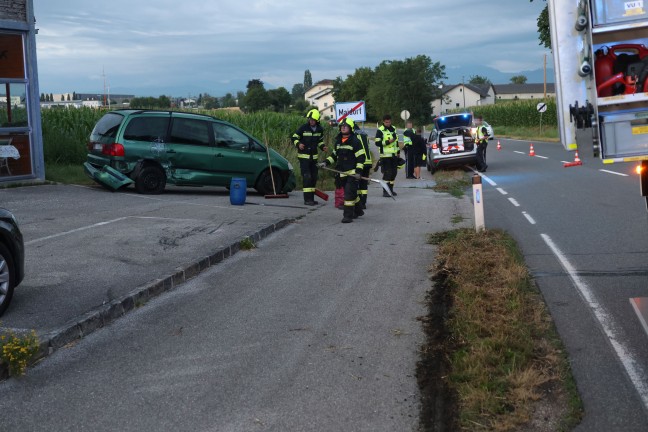 Auto auf Pyhrnpass Stra�e in Sattledt von Stra�e abgekommen und parkenden PKW gerammt