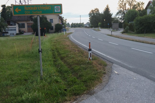 Auto auf Pyhrnpass Stra�e in Sattledt von Stra�e abgekommen und parkenden PKW gerammt