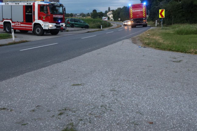Auto auf Pyhrnpass Stra�e in Sattledt von Stra�e abgekommen und parkenden PKW gerammt