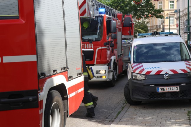 Brand an der Stromzuleitung zu einem Geb�ude in Wels-Innenstadt