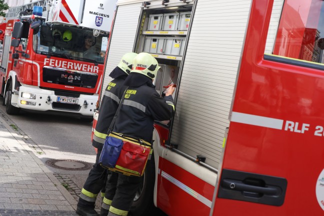Brand an der Stromzuleitung zu einem Geb�ude in Wels-Innenstadt