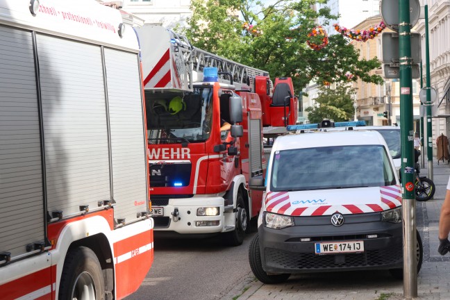 Brand an der Stromzuleitung zu einem Geb�ude in Wels-Innenstadt