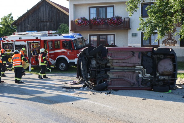 Personenrettung nach schwerem Crash zwischen PKW und Traktor in Hohenzell