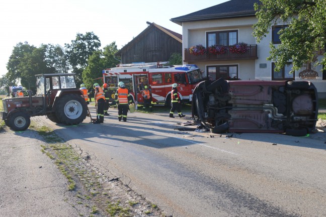 Personenrettung nach schwerem Crash zwischen PKW und Traktor in Hohenzell