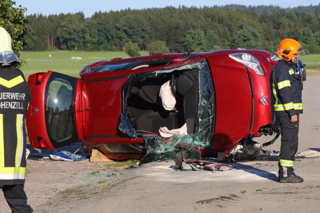 Personenrettung nach schwerem Crash zwischen PKW und Traktor in Hohenzell