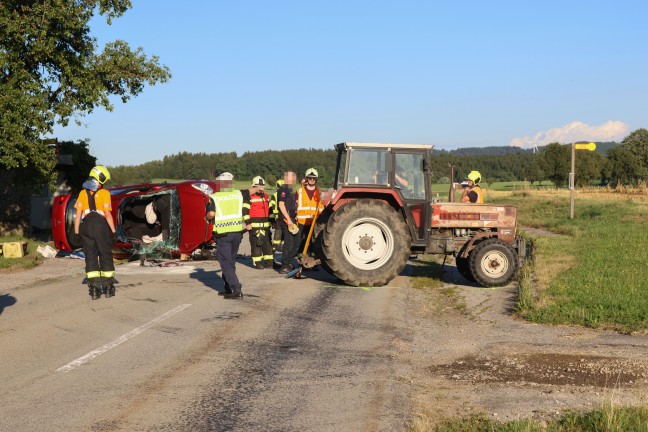 Personenrettung nach schwerem Crash zwischen PKW und Traktor in Hohenzell